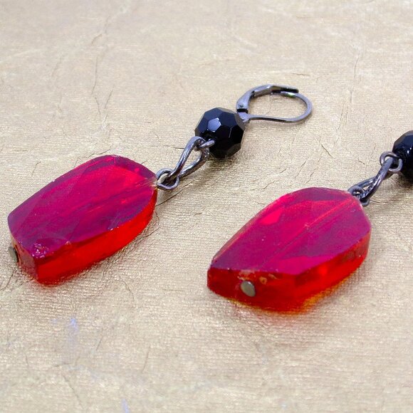 Red, black and gray glass bead necklace an earring set made with gray oval links - Picture 12 of 12